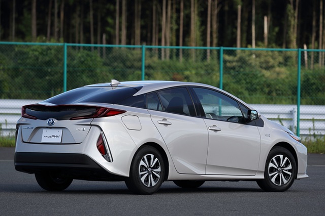 靠太陽能邊跑邊充電！Toyota 油電車續航力激升！