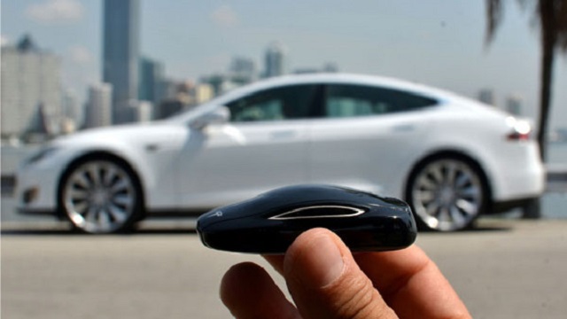Tesla Model S 車鑰匙。（圖片來源：www.6speedonline.com）