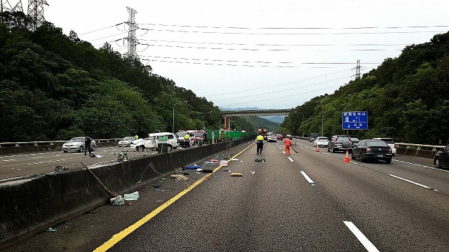 在高速公路發生事故，先打右側方向燈把車滑向路肩停靠。（本報資料照，消防隊員提供）