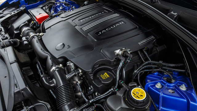 Jaguar F-Pace 採 3.0L V6 雙轉子機械增壓汽油引擎。