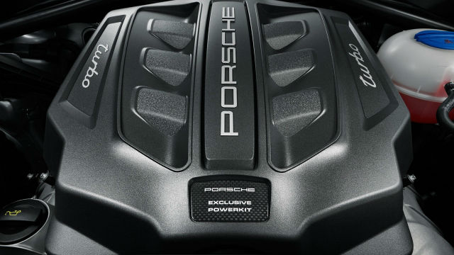 Porsche Macan Turbo搭載同樣的3.6升雙渦輪增壓引擎，搭配專屬打造的Performance Package性能套件組，可壓榨出440hp／61kgm的優異表現。