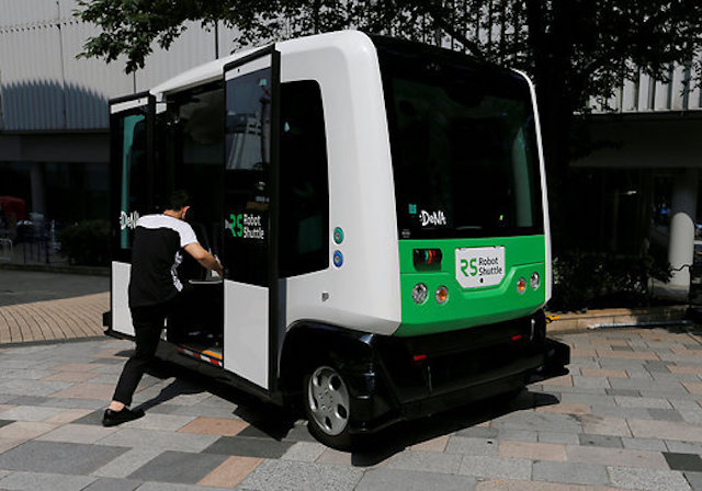 日本 DeNA 與法國一同研發的自駕電動巴士 Robot Shuttle，在日本千葉縣的豐砂公園裡運行。（圖片來源：DeNA）