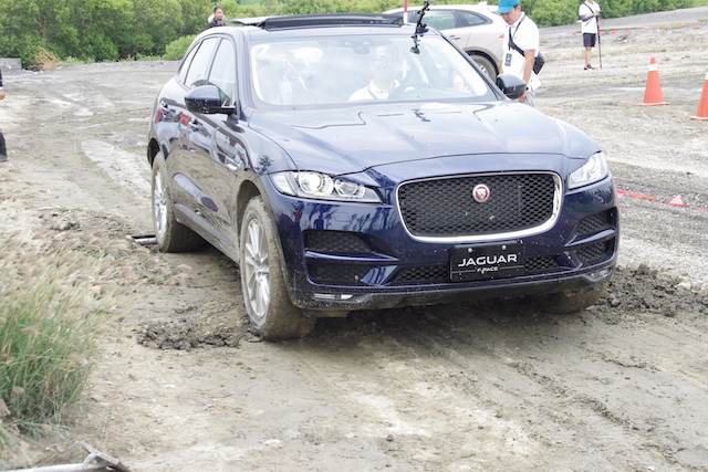 路況再爛也不怕！Jaguar F-Pace 越野自動脫困體驗（內有影片）