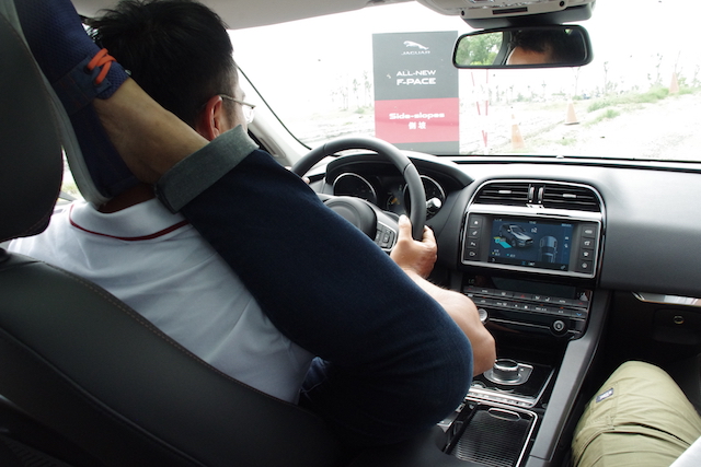 坐在駕駛座上的教練，完全沒有踩油門或剎車，甚至為了讓車內乘客相信，他還使出了軟骨功。