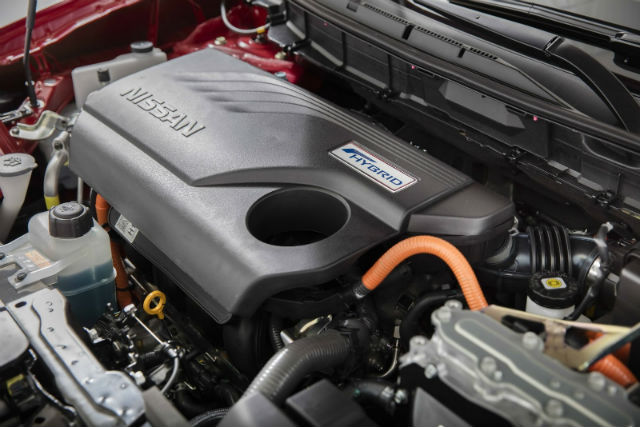 這是Nissan Rogue首次加入Hybrid系統，可搭配前輪驅動或全時四輪驅動設定，油電版本搭載2.0升四缸汽油引擎。