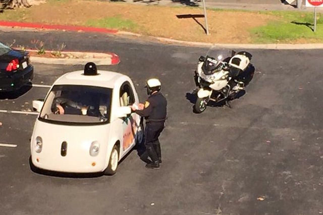 Google自動駕駛車，先前就因為開太慢，被加州警察攔下開單。（圖片來源：Verge）