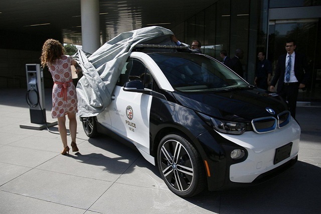 美國洛杉磯警方日前將 BMW i3 納入做為警車使用。（圖片來源：YouTube）