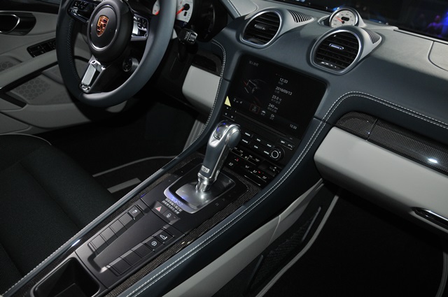 導入旗艦跑車 918 Spyder 的跑車方向盤，同時標配 Porsche 通訊管理系統以及 Apply Carplay 功能。