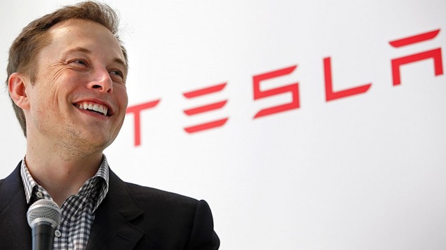執行長 Elon Musk 更信誓旦旦表示，就算在高速公路上遇到 UFO 降落也能進行正確的進行煞車判斷。