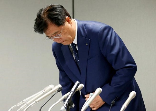 Mitsubishi 油耗造假，董事長益子修更在記者會上公開道歉。