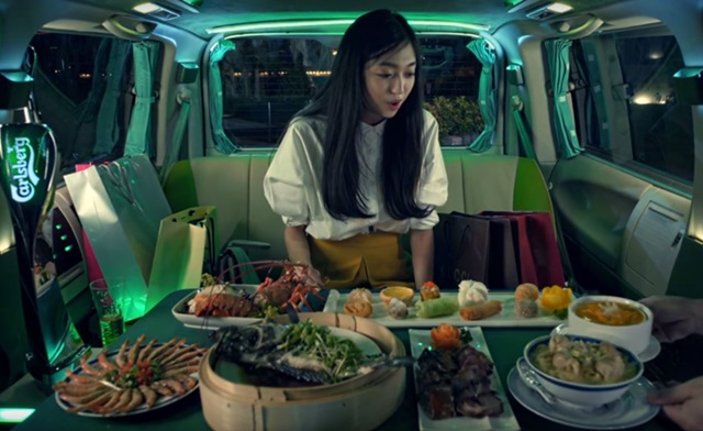 按下「餓了嗎」按鍵，只見計程車停下後，馬上有滿滿一桌港式餐點。