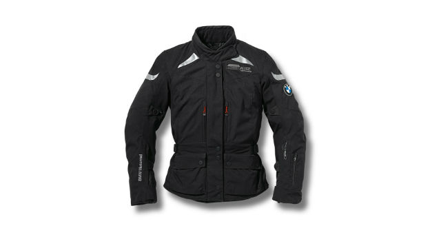 BMW攜手專精於開發高性能防護用具的企業Alpinestars，合作研發出一款結合安全氣囊的摩托車外套。