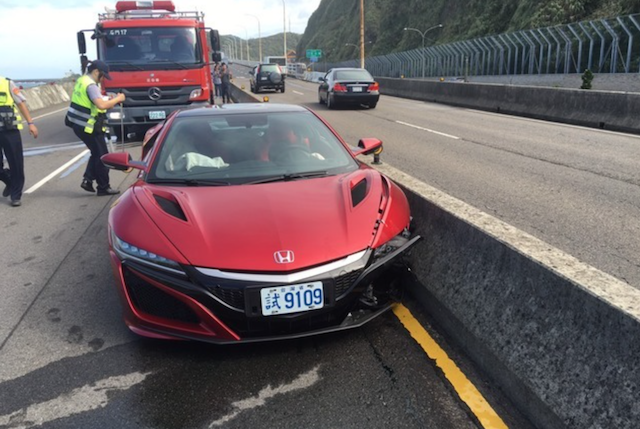 一輛 Honda NSX,在台 2 線十八王公廟附近撞上分隔島,車頭左前方明顯凹陷。(圖片來源:新北消防局)