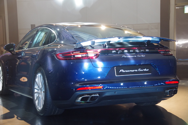 有著與 Porsche 911 相同的跑車設計風格。