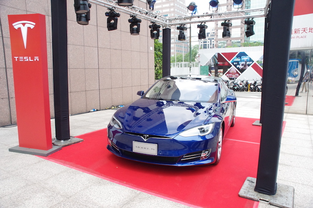 網路上傳出有人買到便宜 Tesla 的消息後,讓許多車迷質疑 Tesla 是否有業務折扣之類。(本報資料照)