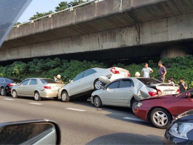 是追撞或是推撞，將會影響汽車保臉的理賠內容。（圖：讀者提供）
