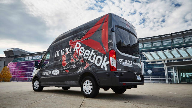 Ford攜手運動品牌Reebok共同聯名打造出一部行動式健身房「FitTruck」。