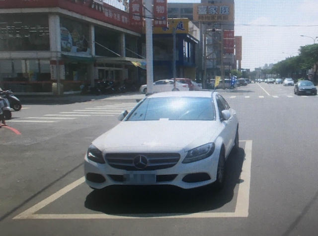 把機車待轉格當停車格的事件，屢見不鮮，各地都有類似的狀況。（本報資料照，記者湯世名翻攝）