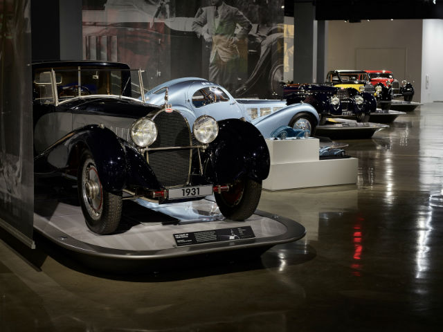 彼得森汽車博物館公開了 Bugatti 家族全系列作品，不僅有汽車，連同 Bugatti 畫作、雕刻品、家具等皆一應具全。