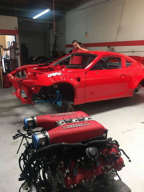 Ferrari 458 Italia 的 4.5 升 V8 自然進氣引擎移植到 86 中，但上看 600hp 的馬力，所釋放出的排氣聲浪渾厚高亢。
