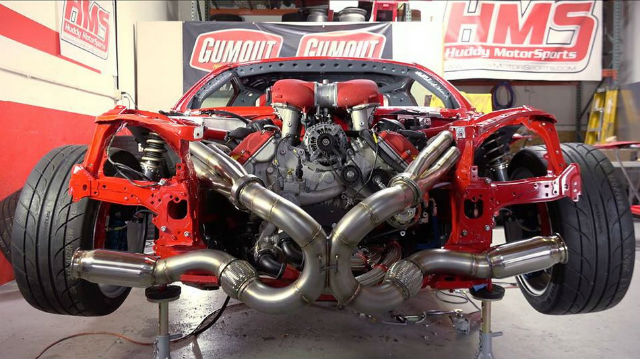 Ryan Tuerck 利用的這組中置引擎維持著 Ferrari 原廠設計，植入 Toyota 86 時採反置設計，排氣歧管也往車頭方向延伸。