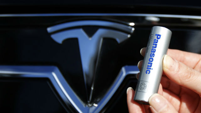 Tesla 新研發的的電池組預計將要在年底導入量產，並會與電器大廠 Panasonic 共同合作生產。（圖片來源：Auto Blog）