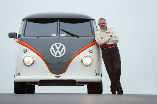 這部獨特的 Volkswagen T1 Race-Taxi 正是由一名來自瑞士的 Fred Bernhard 打造而成，換裝了來自 Type 993 世代 911 氣冷式 3.6 升水平對臥六缸雙渦輪增壓引擎。