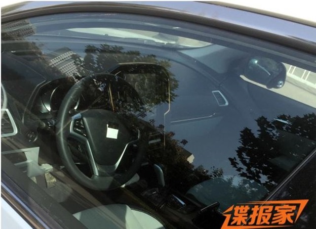內裝部分，由於照片清晰度不佳，僅能判斷出中控台換上全新大尺寸液晶螢幕。
