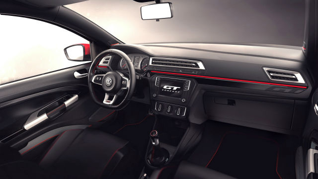 內裝方面，Volkswagen Gol GT 內飾同樣以深灰色調呈現，搭配突兀的紅色縫線與飾條。