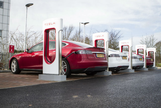 近日 Tesla 宣佈，明年一月一日起購買新車的 Tesla 車主，將不再享有免費無限充電的服務待遇。