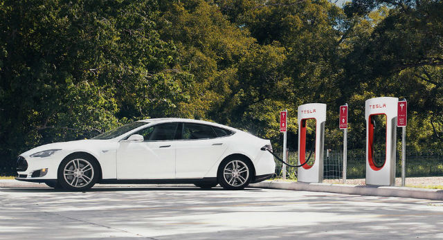 Tesla 表示將會給予新顧客每年 1600 公里的 400 kWh 超級充電免費額度，但額度一旦用完便開始需要按用量計費。