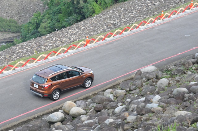 目標國產休旅龍頭！脫胎換骨的小改款 Ford Kuga 試駕報導（內有影片）