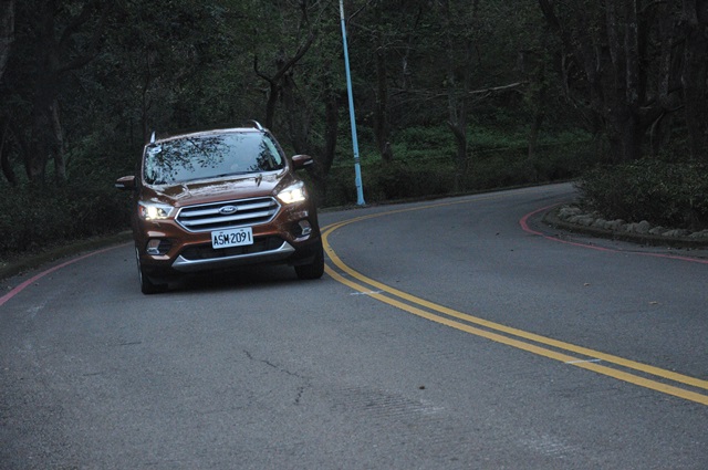 目標國產休旅龍頭！脫胎換骨的小改款 Ford Kuga 試駕報導（內有影片）
