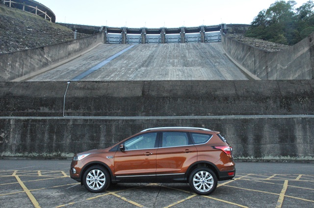 目標國產休旅龍頭！脫胎換骨的小改款 Ford Kuga 試駕報導（內有影片）