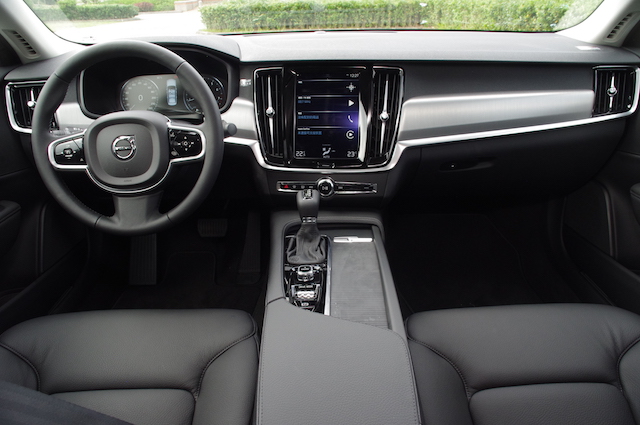 中控台的 12.9 吋數位整格資訊儀表組，讓人以為 Volvo 直接放了一台 iPad 上去。