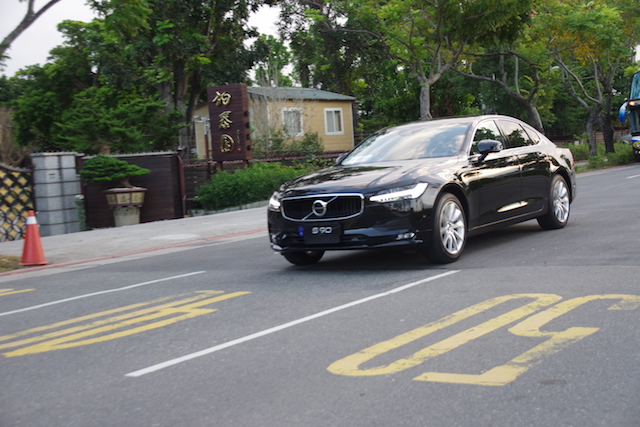 車長近 5 公尺的 Volvo S90，駕馭的穩定性極高。