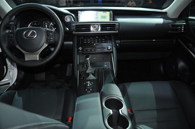 霸氣外觀與安全升級！Lexus IS 小改款正式上市（內有相片集）