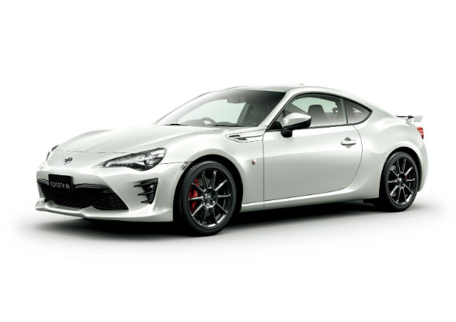 86 GT Limited 也提供了兩種車色供消費者選擇，一為純淨無瑕的珍珠白烤漆，另一種則為相當奪眼醒目的 Solar Orange 火焰橘色。
