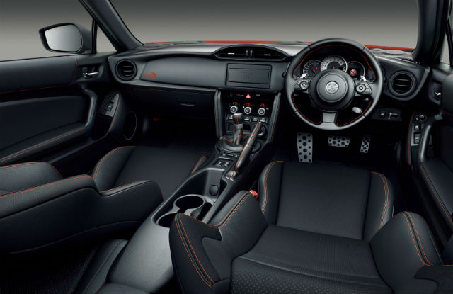 Toyota 在座艙裡以 Alcantara 人造麂皮作為內飾鋪陳，注入烤漆色的橘色縫線增加對比感。