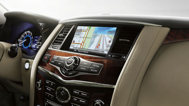 全新 QX80 注入了多種安全套件，包括了緊急自動煞車系統結合行人偵測裝置，加入智慧駕駛輔助套件等。