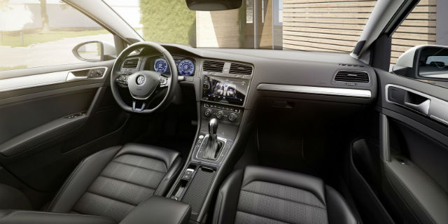 內裝則配備 9.2 吋多媒體娛樂螢幕、手勢控制功能，並能與 Apple CarPlay、Android Auto、MirrorLink 等車載系統相容。