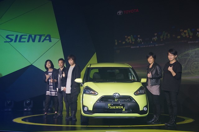 Toyota Sienta 今天正式發表,一如先前所釋出的訊息,1.5 升及 1.8 升動力,有 5 人及 7 人座兩種設定,也是 Toyota 首次替 Sienta 開發左駕車型。
