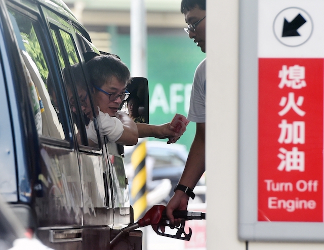 受到國際原油飆漲影響，根據中油浮動油價公式（70% 杜拜、30% 布蘭特）計算，汽柴油每公升可能會調漲 0.7 元。（本報資料照，記者廖振輝攝）