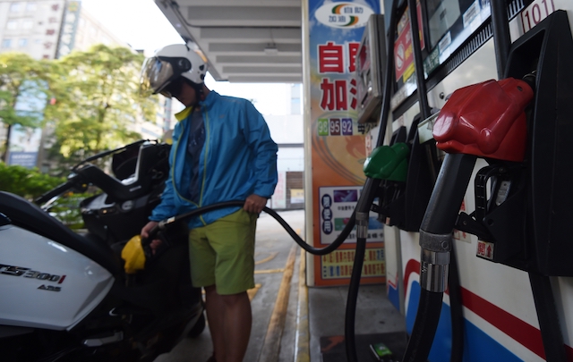 自助加油也是省油錢的另一個好方式。（本報資料照，記者簡榮豐攝）
