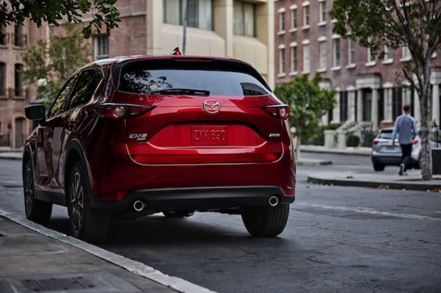 新一代的 CX-5，採用與 CX-9 類似的設計，發表會上展示的車身顏色為水晶魂動紅（Soul Red Crystal）。