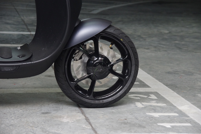 Gogoro S 的前輪卡鉗也改為對向四活塞，前碟盤也升級為 226mm 的打孔碟，並加入前懸吊可調的設計。