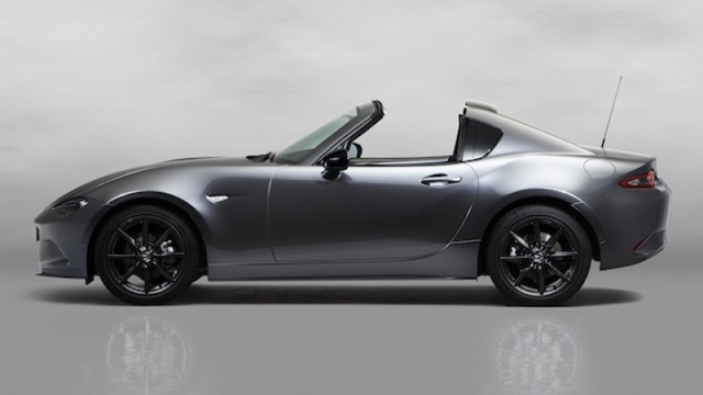 機械式硬頂敞篷的 Mazda MX-5 RF，在 B 柱起至車尾的線條進行重新設計，呈現獨特「Fastback」構形的典雅精悍。