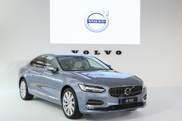 全新 Volvo S90 在外觀上，大量採用品牌旗艦休旅 XC90 的設計元素。