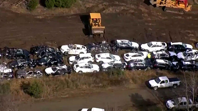 美國南加州一輛載著超過百部 BMW 車款的火車嚴重翻覆，造成火車上的所有車輛受到重創損毀。