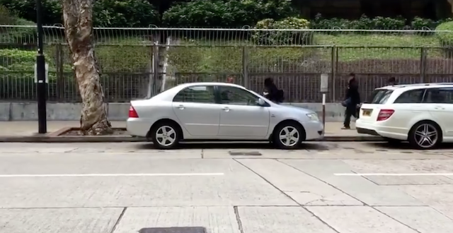 儘管後面的車也已開走，這位駕駛仍費了好一段時間才把車停好。